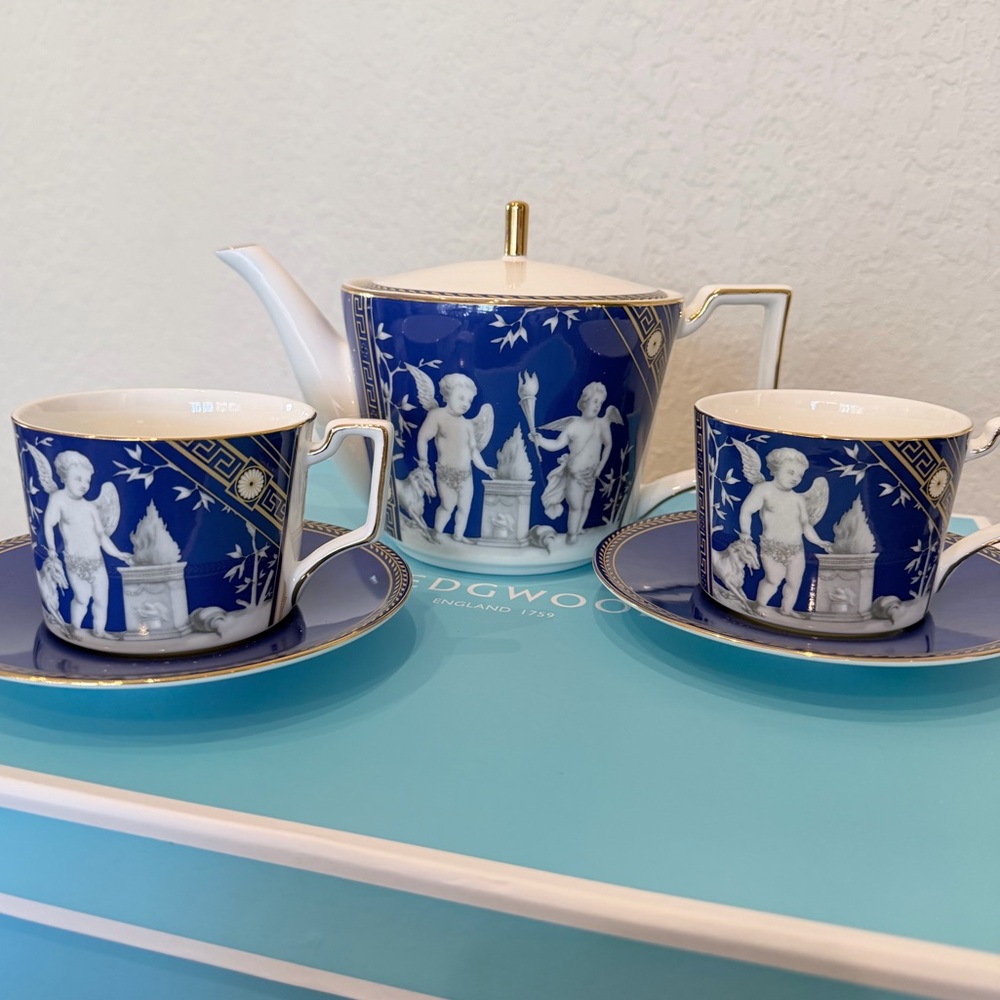 Wedgwood Renaissance Royal blue/Gold Teapot &
Teacup Saucer 5 pieces set total